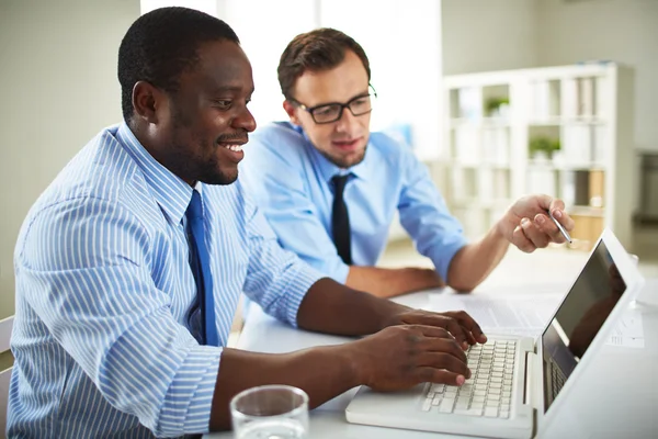 Hombre explicando sus ideas — Foto de Stock