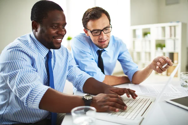 Kollegen diskutieren über Arbeit — Stockfoto