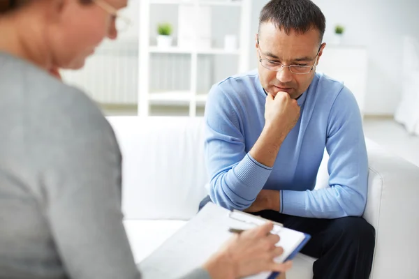 Homem conversando com psicólogo — Fotografia de Stock
