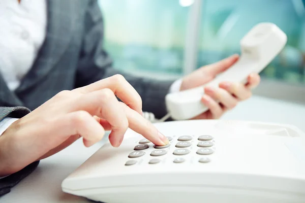 Handtelefonieren mit Telefon — Stockfoto