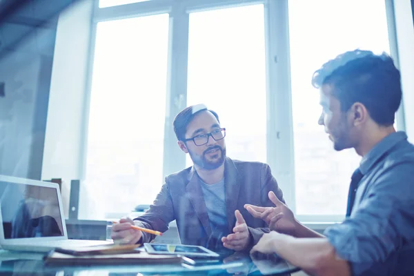 Male colleagues communicating — Stock Photo, Image