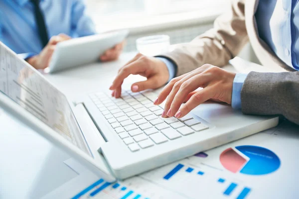 Manos escribiendo en el ordenador portátil — Foto de Stock