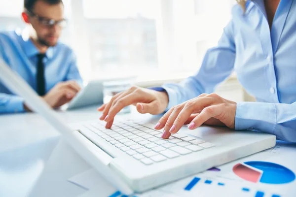 Manos escribiendo en el ordenador portátil — Foto de Stock