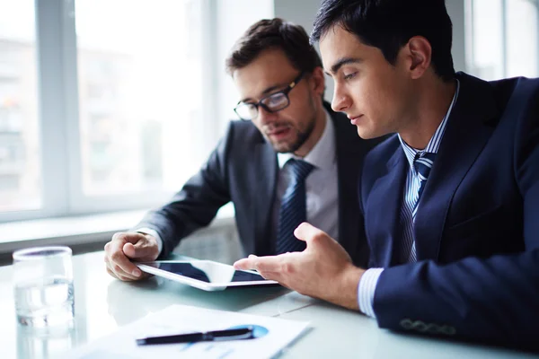 Two businessmen working — Stock Photo, Image