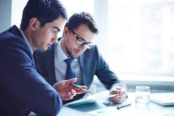 Meeting of Serious businessmen — Stock Photo, Image