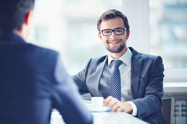 Affärsmän under kaffe paus — Stockfoto