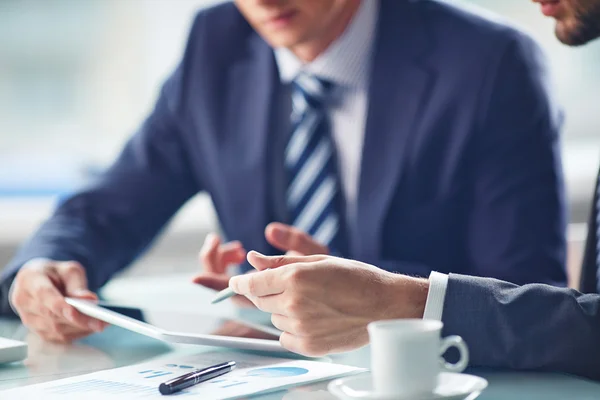 Male colleagues discussing — Stock Photo, Image