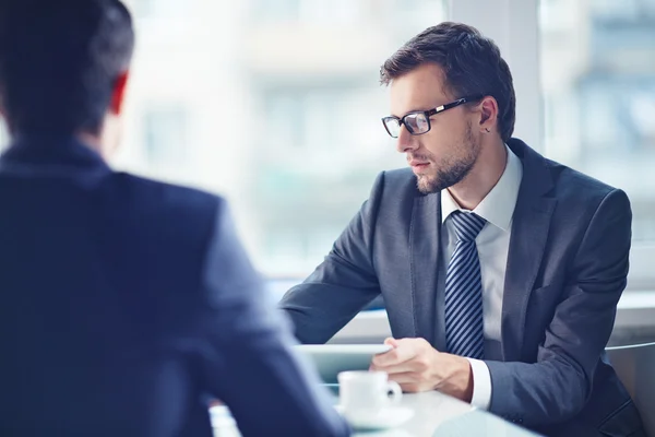 Mannelijke collega's bespreken — Stockfoto