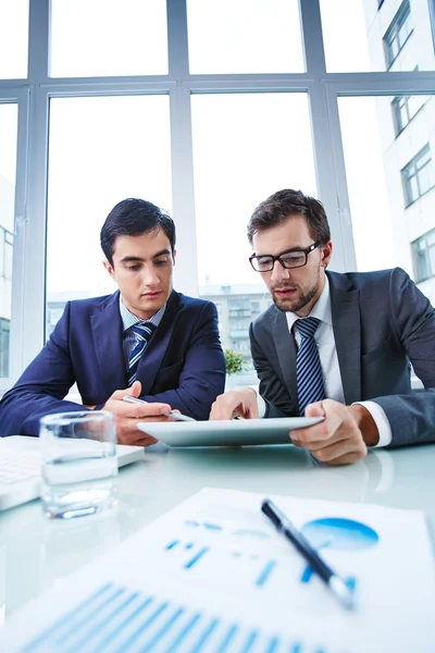 Mannelijke collega's bespreken — Stockfoto