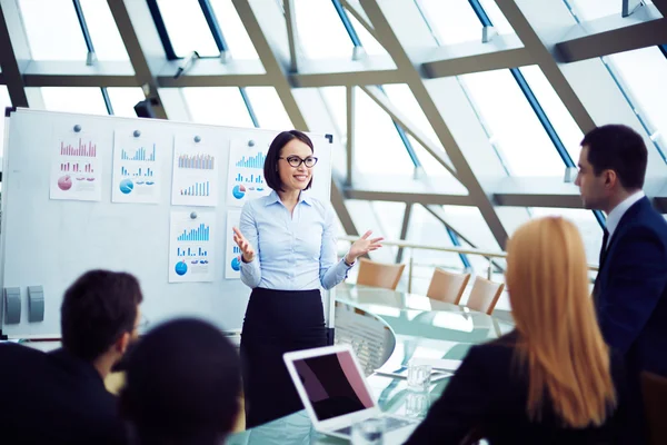 Mujer haciendo presentación —  Fotos de Stock