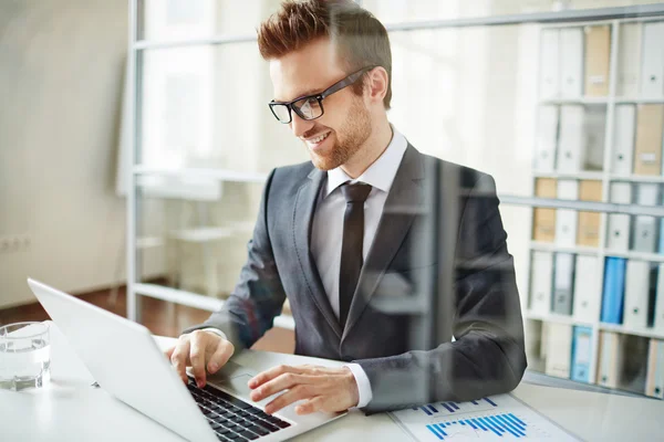 Homme d'affaires en réseau au bureau — Photo