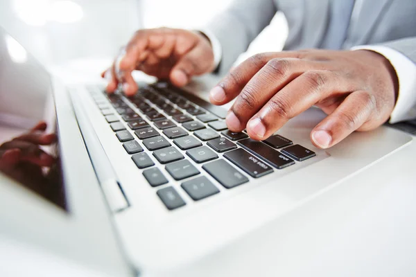 Hands of businessman typing — Stock Photo, Image