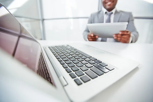 Laptop aberto e homem de negócios — Fotografia de Stock