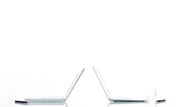 Deux ordinateurs portables sur blanc — Photo