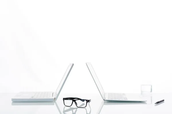 Two laptops and glasses — Stock Photo, Image