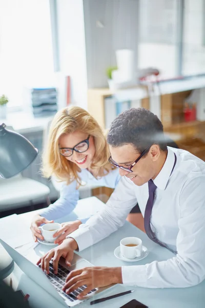 Büroangestellte im Gespräch — Stockfoto