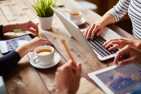 Personas que usan computadoras — Foto de Stock