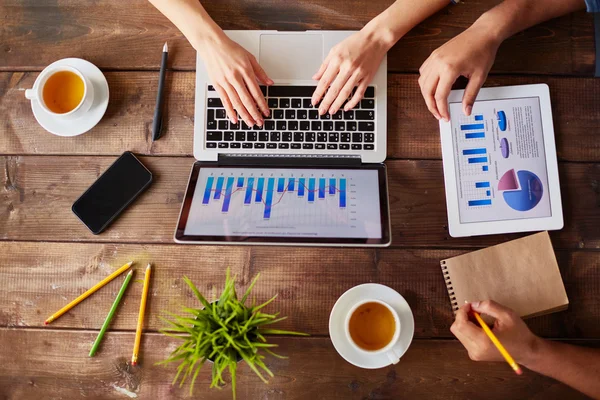 Mensen die werken met laptop — Stockfoto