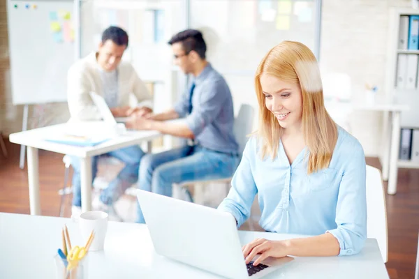 Jeune secrétaire au travail — Photo