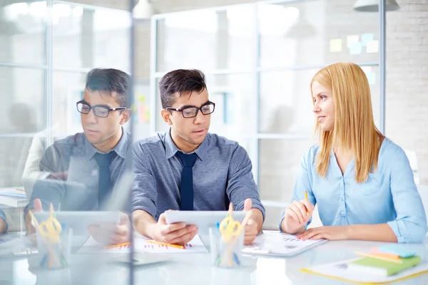 Twee collega's in office — Stockfoto