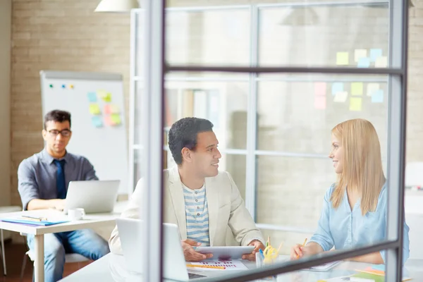 Mujer de negocios confiada hablando — Foto de Stock