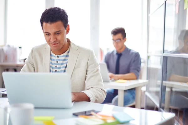 Mensen die online werken — Stockfoto