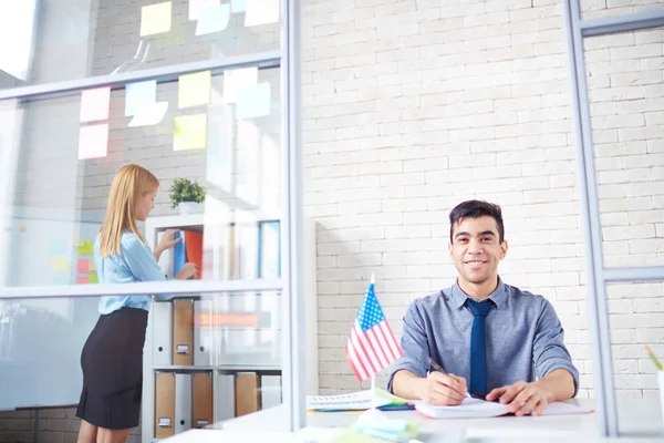 Jovem empregador feliz — Fotografia de Stock