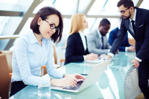 Vrouw werkt met laptop — Stockfoto