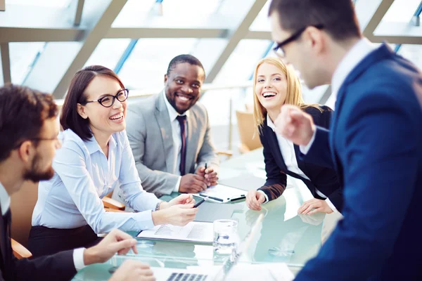 Geschäftsleute lachen — Stockfoto