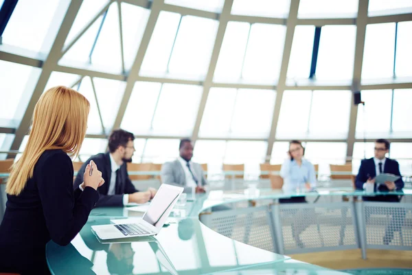 Mujer sentada en la reunión — Foto de Stock