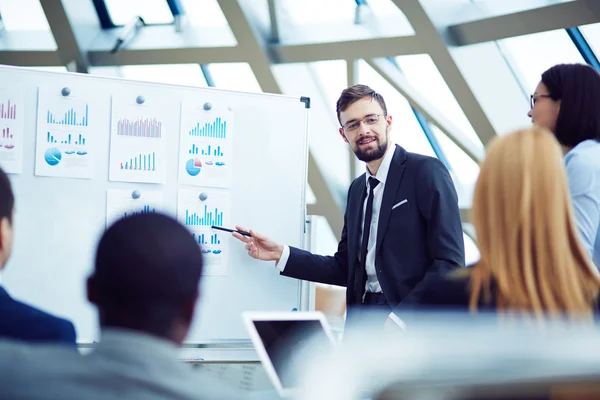 Manager zeigt Informationen — Stockfoto