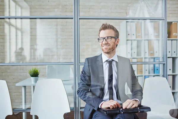 Joven hombre de negocios con maletín — Foto de Stock