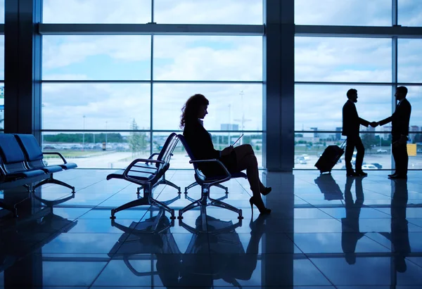 Mujer de negocios esperando el vuelo — Foto de Stock