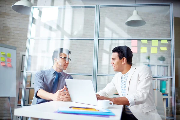 Affärsmän diskutera idéer — Stockfoto