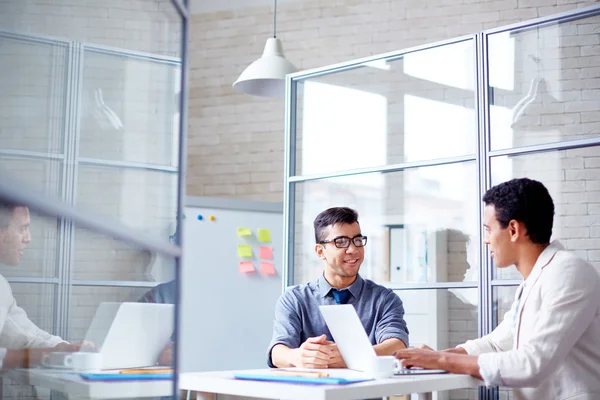 Empresarios discutiendo ideas — Foto de Stock