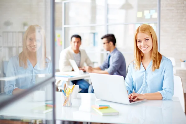 Jolie femme au bureau — Photo