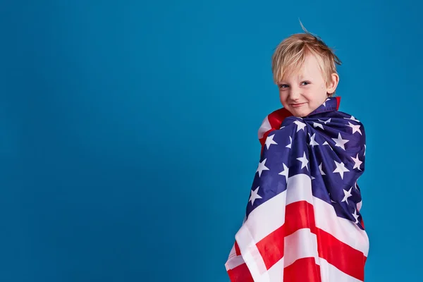 Boy wrapped in American flag — Stock Photo, Image