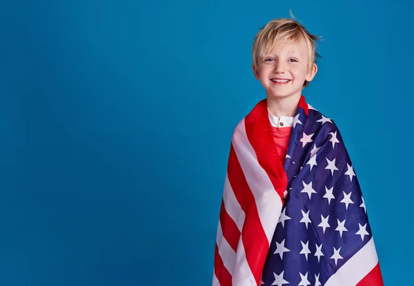 Chłopiec z amerykańską flagę — Zdjęcie stockowe