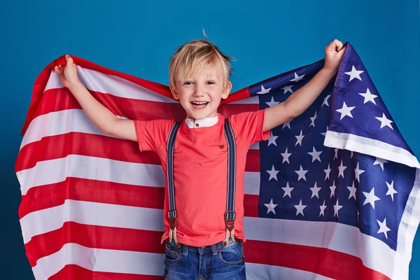 Chlapec s americkou vlajkou fandění — Stock fotografie