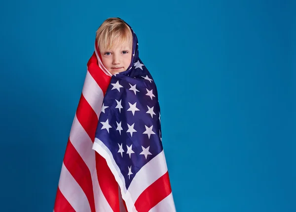 Kind in amerikanischer Flagge — Stockfoto
