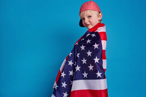 Kind in amerikanischer Flagge — Stockfoto