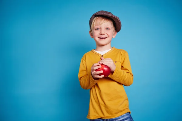 Kleiner Junge mit einem Apfel — Stockfoto