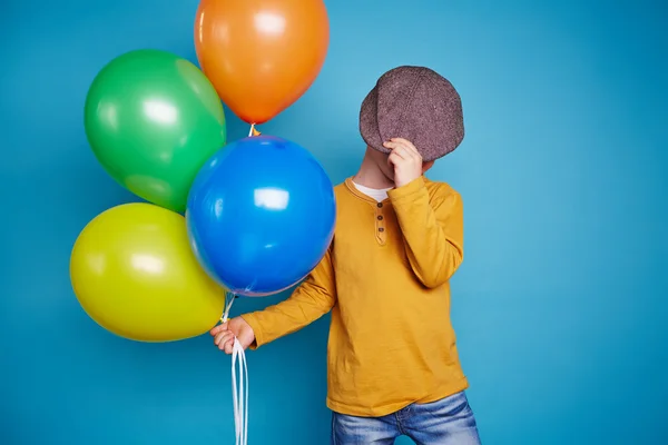 Blyg liten pojke — Stockfoto