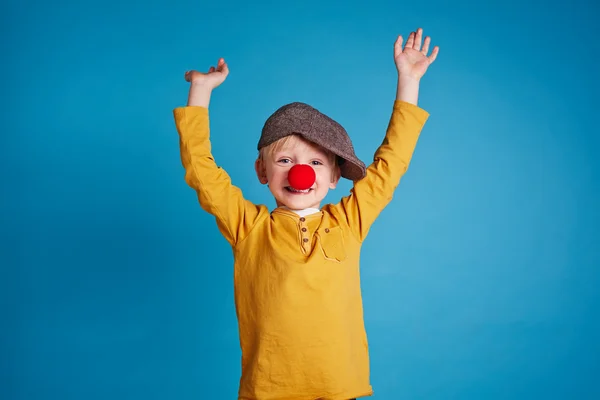 Jongen met clowns neus — Stockfoto