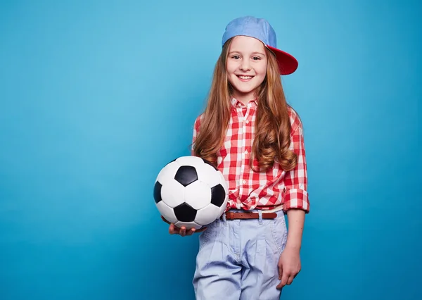 Menina mantendo bola — Fotografia de Stock