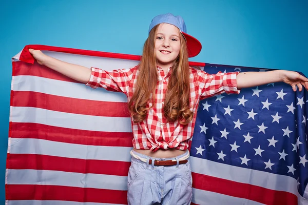 Menina segurando bandeira americana — Fotografia de Stock