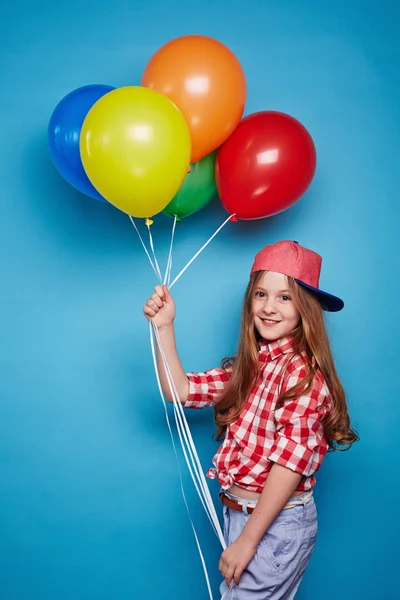 Menina segurando balões — Fotografia de Stock