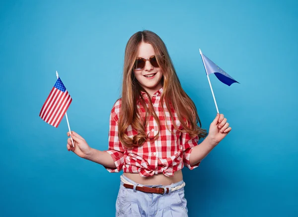 Dziewczyna utrzymanie flagi — Zdjęcie stockowe