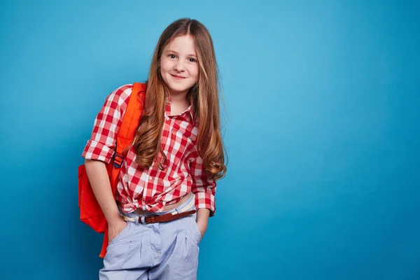 Menina sorridente com saco escolar — Fotografia de Stock