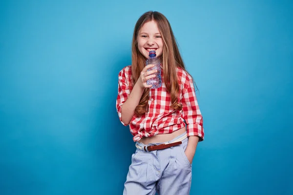 Flicka som håller en flaska vatten — Stockfoto